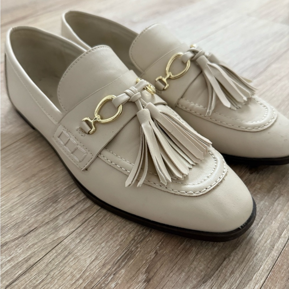 Cream loafers with tassel